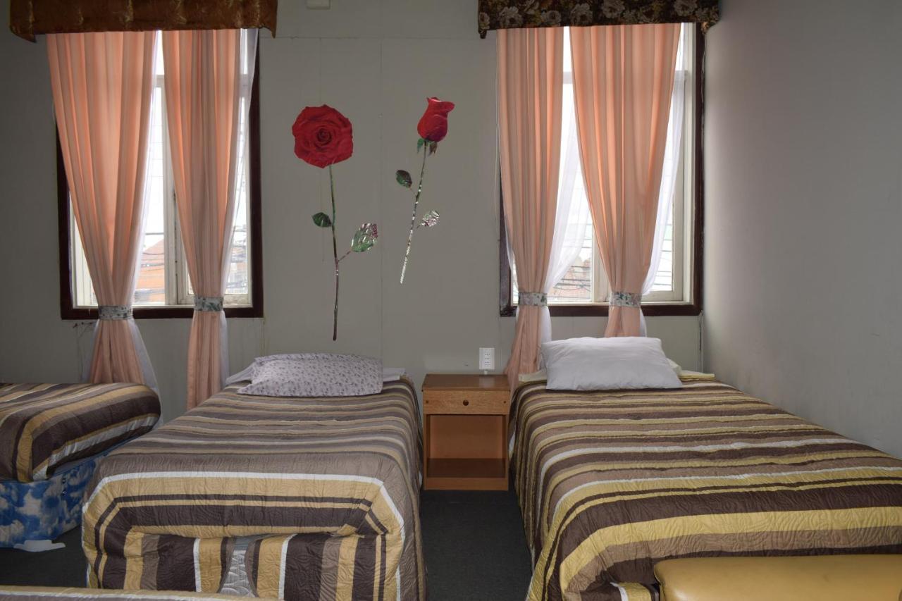 Hostal Torres Del Paine Punta Arenas Exterior photo